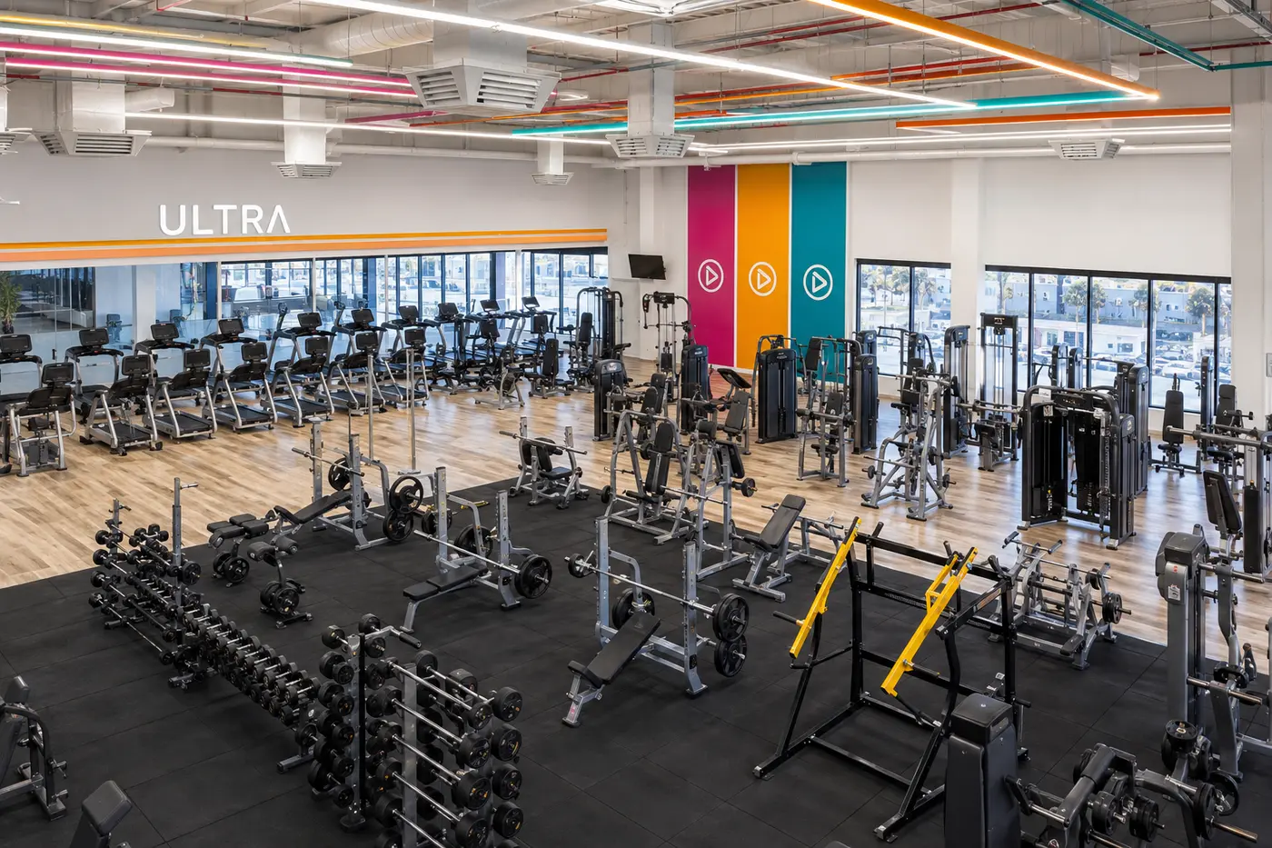 Academia Ultra ampla com equipamentos profissionais e identidade multicolorida